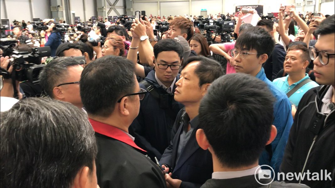 台灣國辦公室主任遭警方團團包圍。 圖 : 周煊惠 / 攝