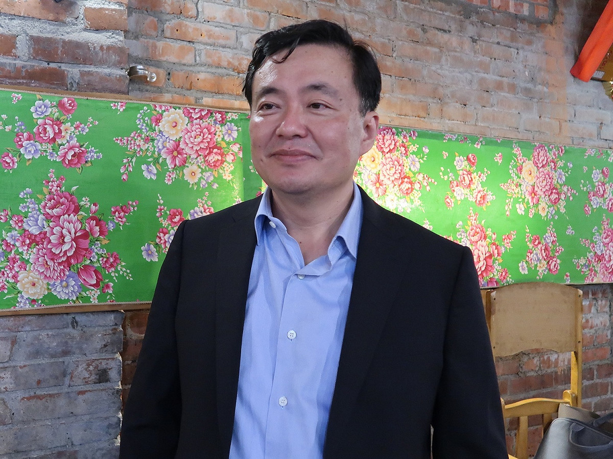 民進黨秘書長洪耀福17日在新竹縣分析當地選情。 圖：林朝億/攝