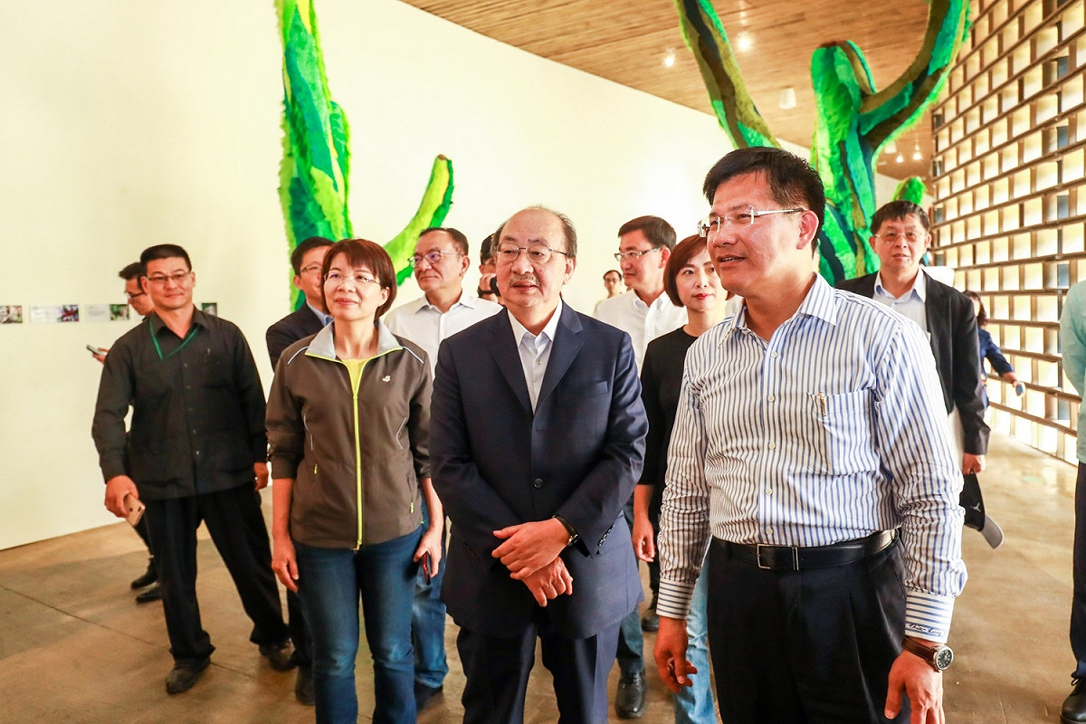 柯建銘表示，看完花博給他的感受只能用「驚豔、震撼、感動」形容，肯定林佳龍的執行力和魄力。 圖：取自台中市新聞局