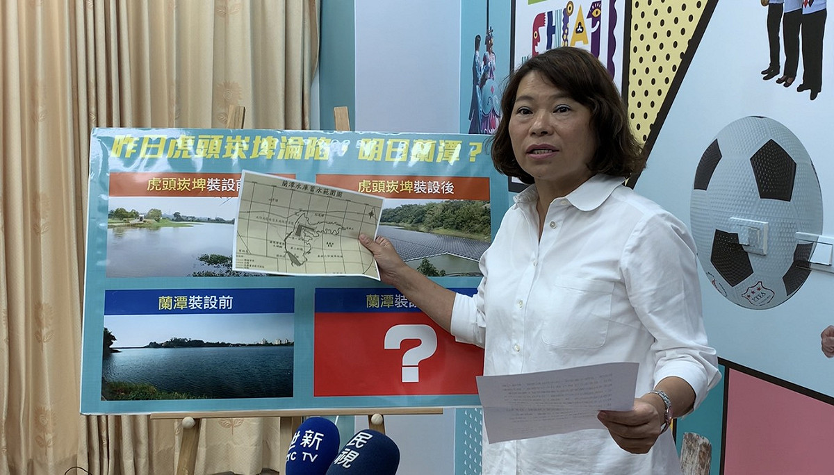 國民黨嘉義市長候選人黃敏惠懸掛「蘭潭架設太陽能板」競選廣告看板，她強調是「善意提醒市民，共同監督」。圖：黃敏惠競選團隊/提供 圖：黃敏惠競選團隊提供(資料畫面)