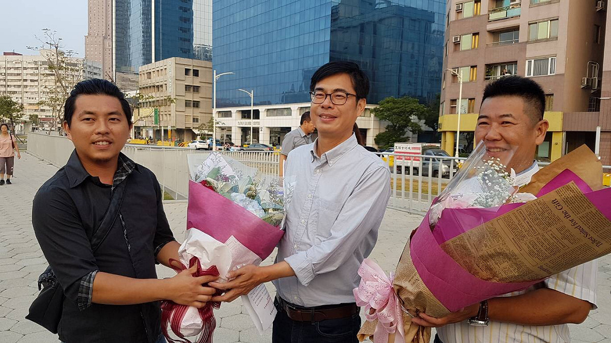 六龜溫泉業者向陳其邁委員獻花致意加油打氣。 圖：陳其邁競選總部/提供