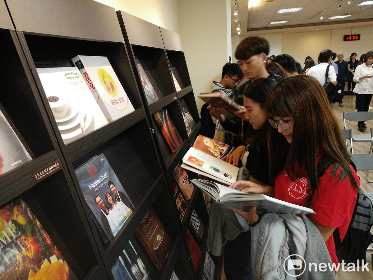 益品書屋「餐飲翻轉孩子的未來」巡迴書展在嶺東科大展出兩周。 圖 : 唐復年/攝