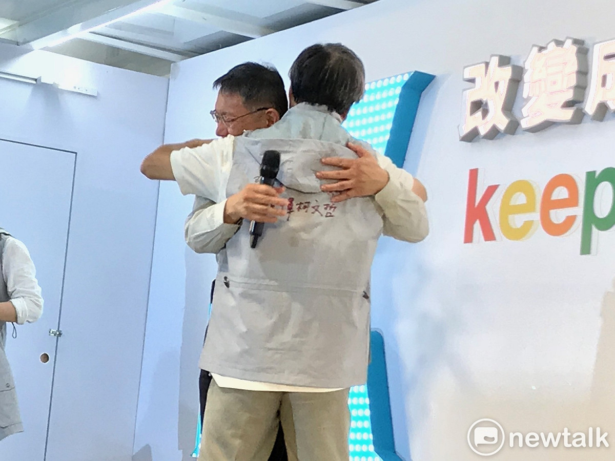 台北市長柯文哲跟競選總幹事小野抱抱。 圖 : 周煊惠 / 攝