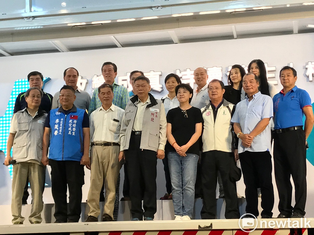 台北市長柯文哲跟內湖南港區的里長、親民黨議員黃珊珊合影。 圖 : 周煊惠 / 攝