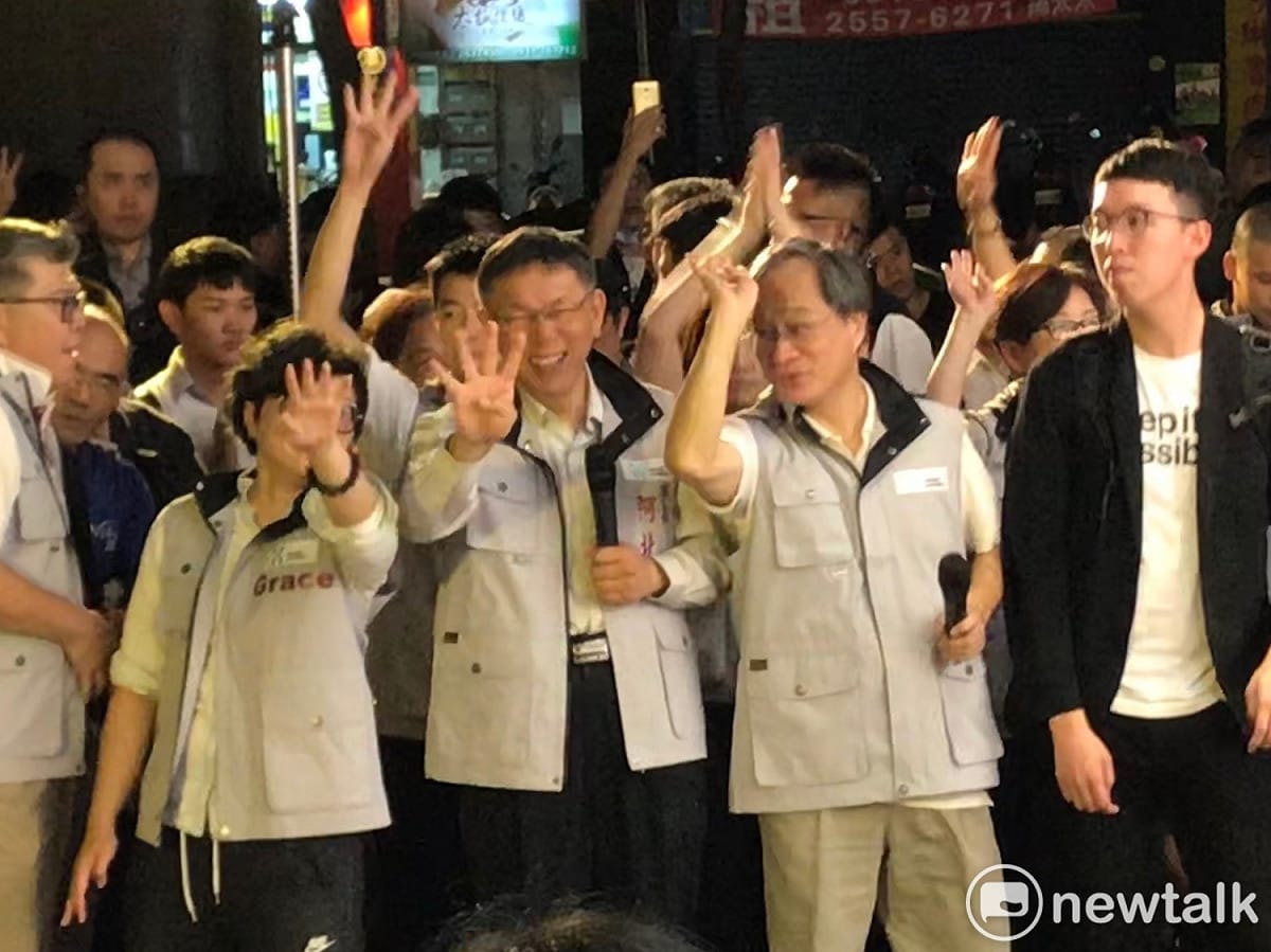 台北市長柯文哲與競選團隊開心比4號。 圖 : 周煊惠 / 攝