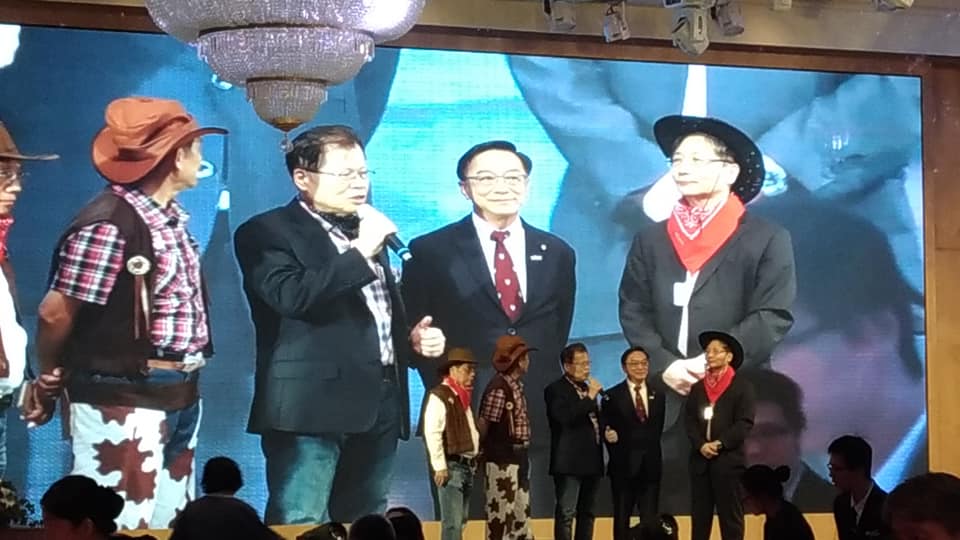 高雄市醫師節大會，國民黨立委陳宜民於台上。 圖 : 翻攝自朱家煌臉書