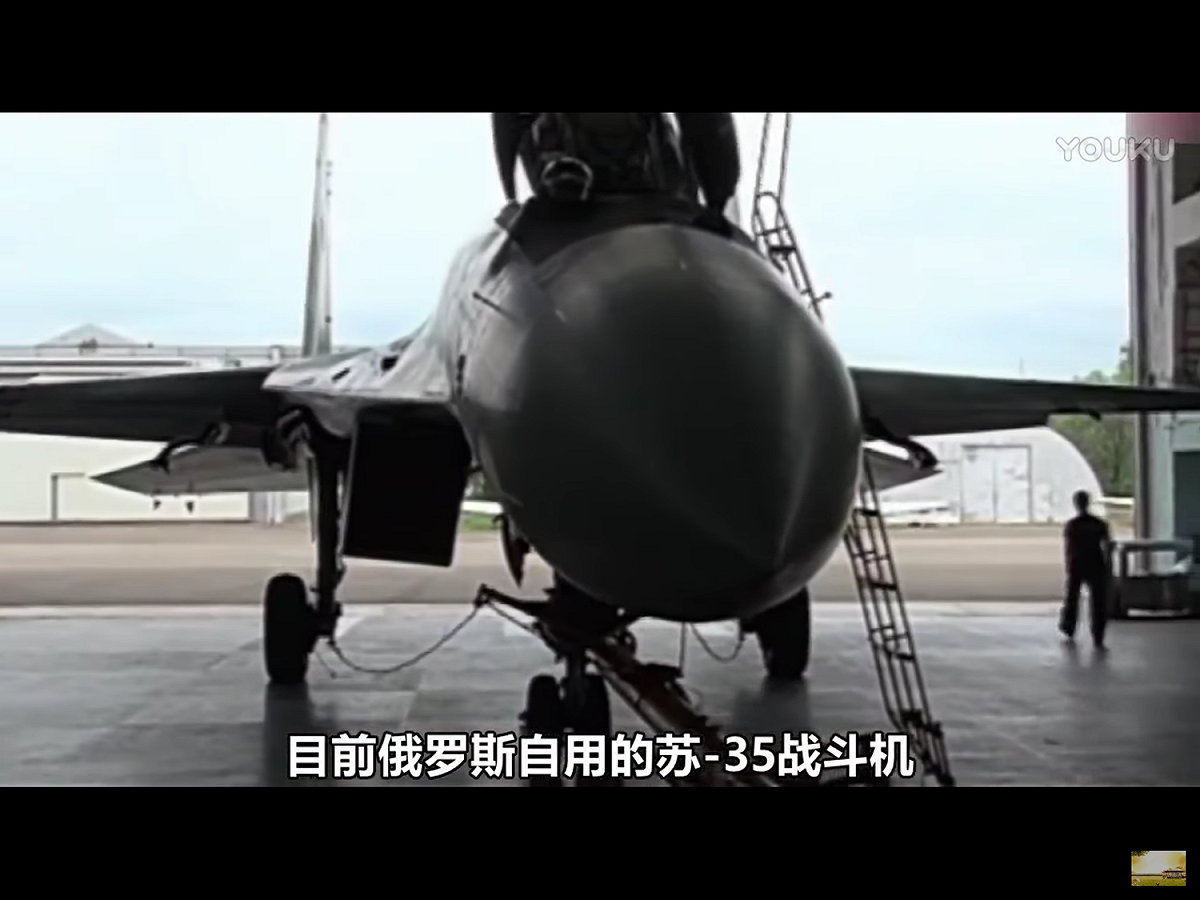 年僅27歲的德米特里耶夫在車間中主要負責蘇-35戰機的內部管線，他大學畢業後就在屬於蘇霍伊飛機生產設計聯合體的這家工廠工作。 圖：翻攝自Youtube