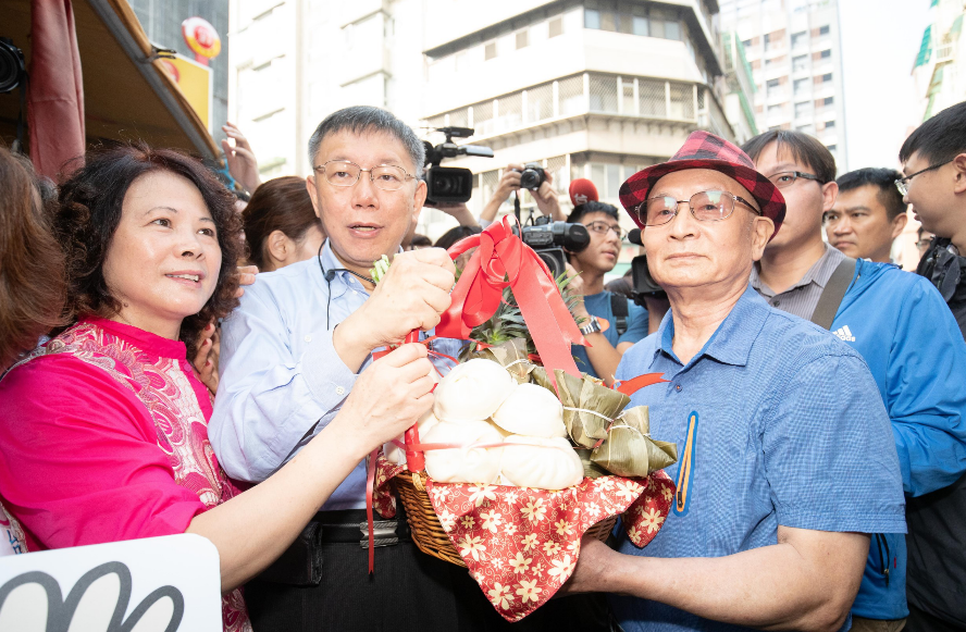 有民眾特別準備菜頭、鳳梨替柯加油打氣。 圖:柯辦/提供