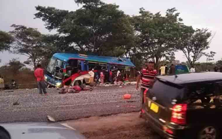 辛巴威發生公車相撞意外，造成至少47人死亡，其中1輛公車的左側全被切開。 圖：翻攝ZIMLIVE推特