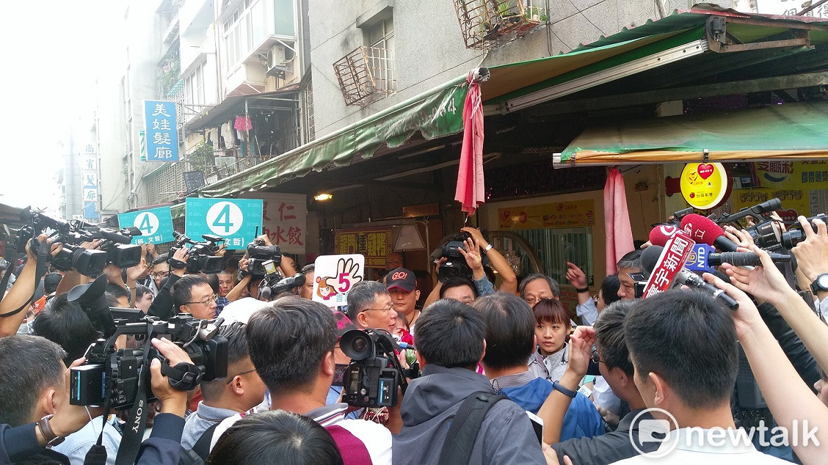 柯被媒體團團包圍。 圖:陳佩君/攝