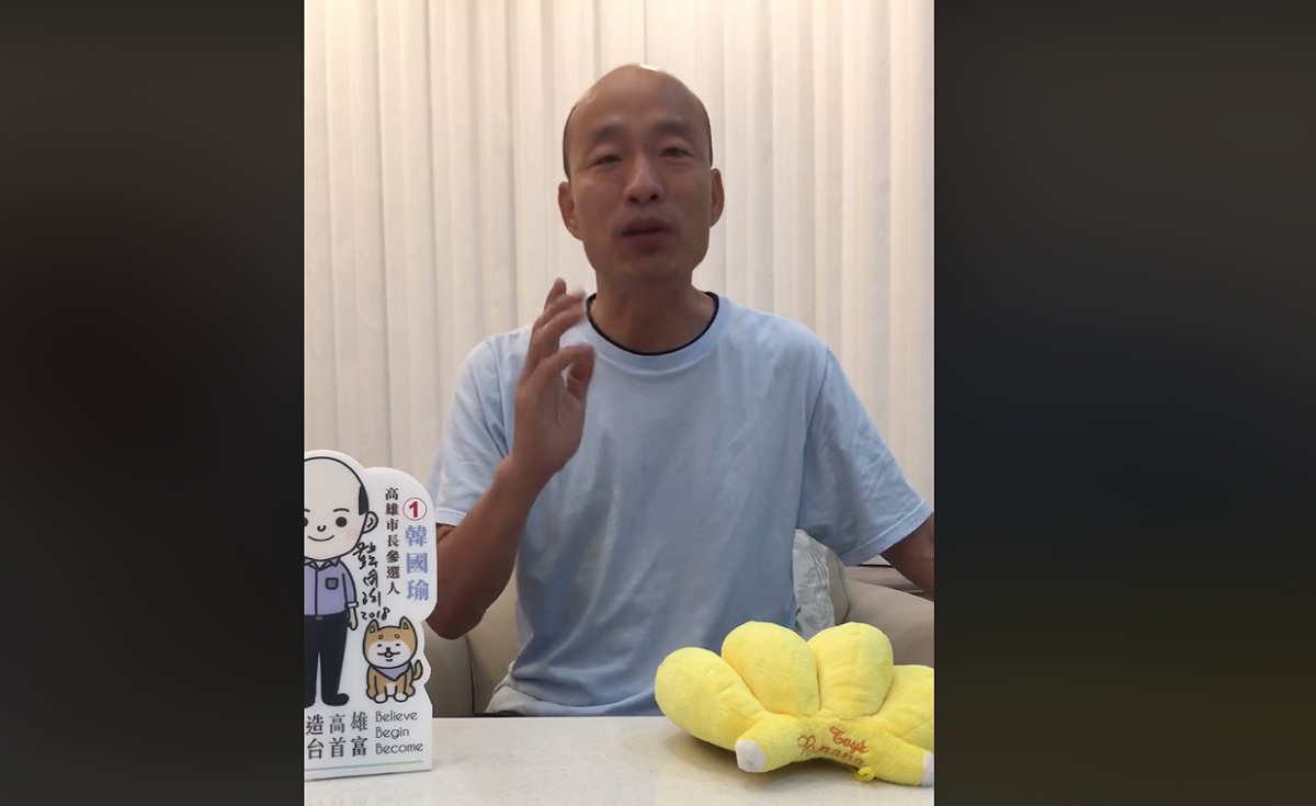 昨(7)日晚間11點，國民黨高雄市長候選人韓國瑜突然在臉書專頁直播，除了分享自己的從政之路，也針對選戰衍生的抹黑、「抹紅」等爭議做出澄清。 圖：翻攝自韓國瑜臉書粉絲頁