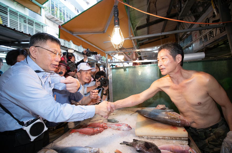 柯文哲今天到濱江市場掃街。 圖：柯辦／提供