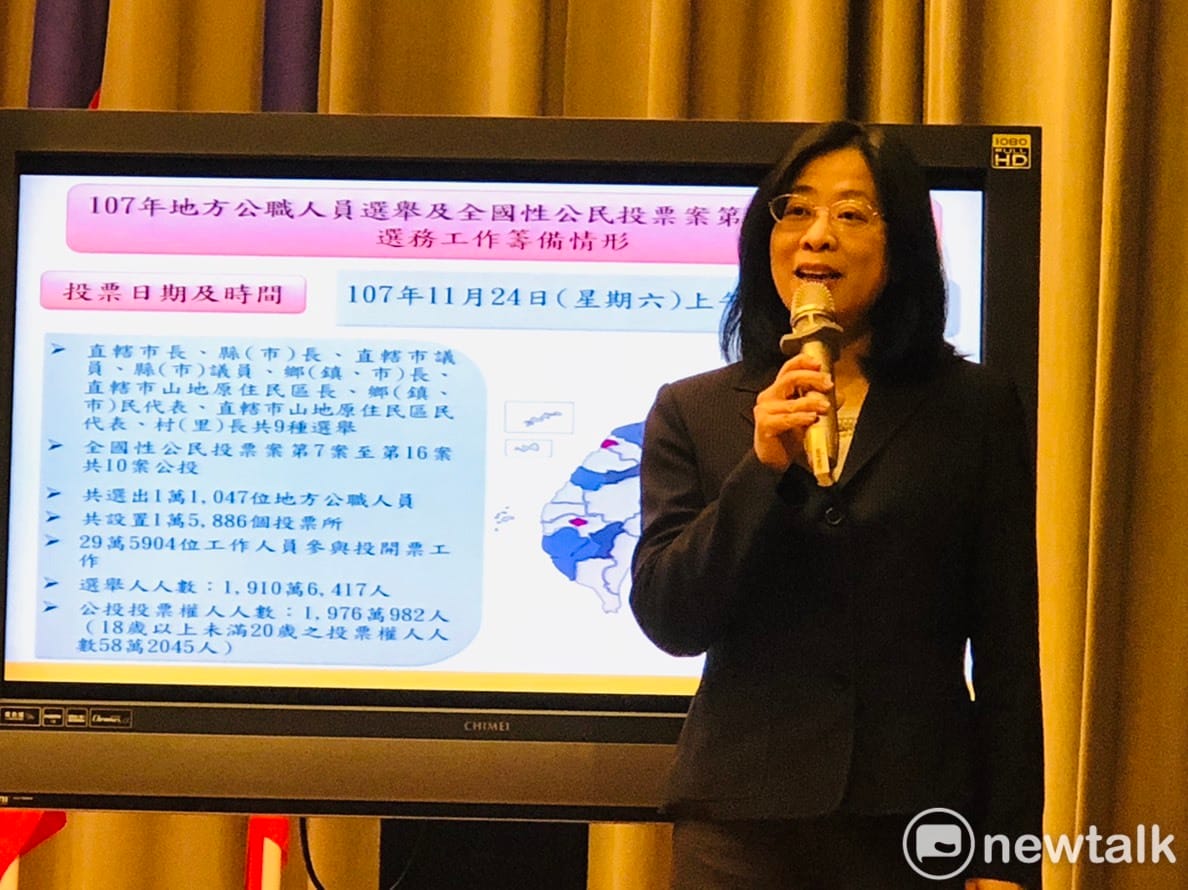 中選會選務處長謝美玲今（8）日說明公民投票的開票程序。 圖：謝莉慧/攝