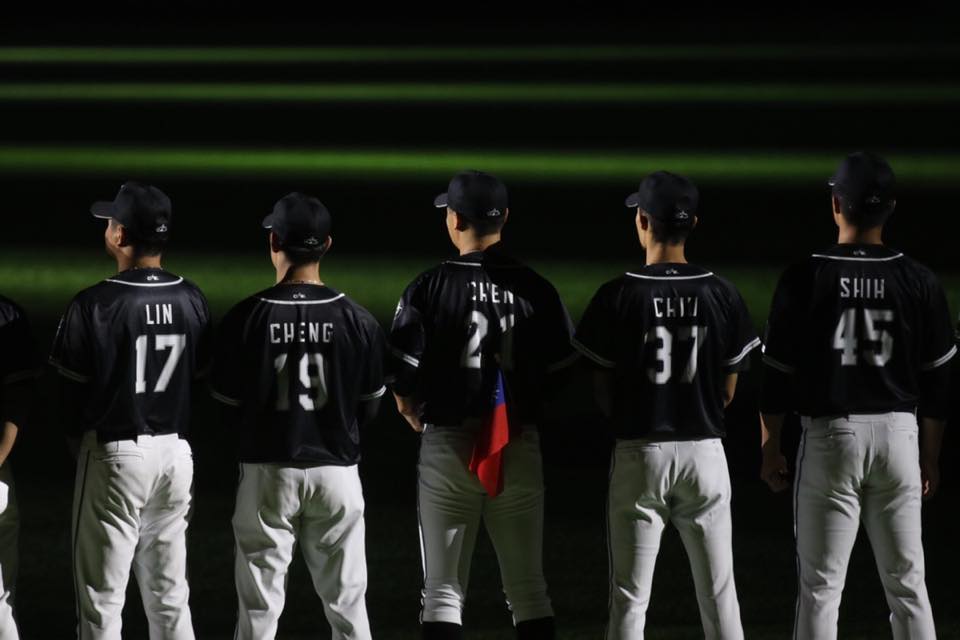 陳禹勳帶國旗上場。 圖／取自陳禹勳臉書