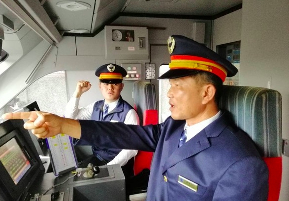 交通部長吳宏謀與台鐵局局長張政源，上午出席「提升普悠瑪列車及台鐵行車安全」交通部記者會，說明普悠瑪翻車後台鐵的革新。資料照片。 圖：台鐵／提供（資料照片）