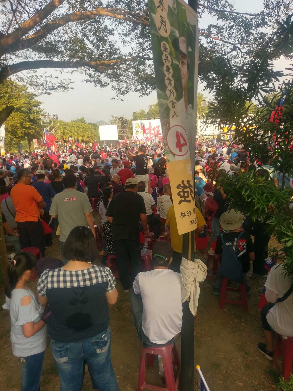 韓國瑜大旗山造勢今（８）晚於美濃高美醫專登場，不過下午四時，人潮就已大量湧現。 圖：翻攝自韓國瑜粉絲網軍後援會