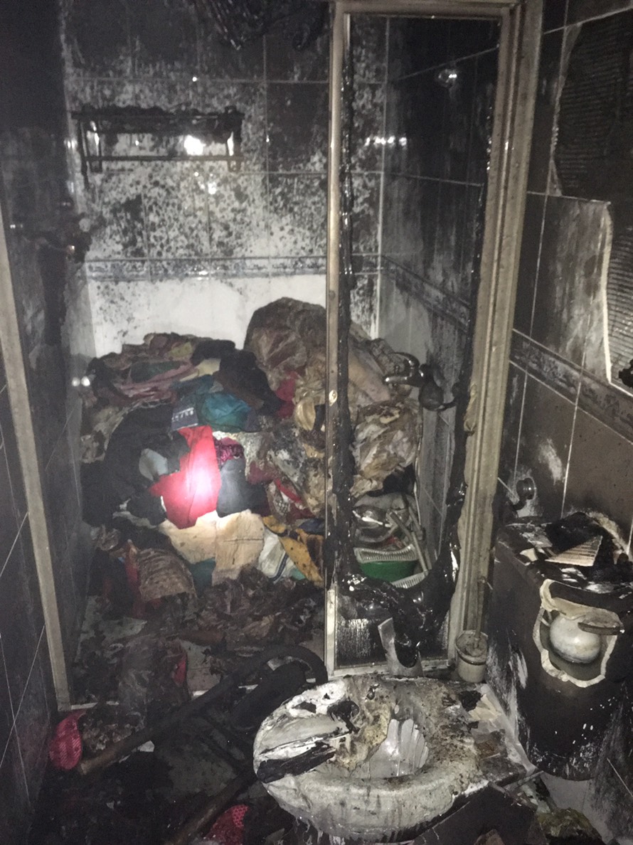 新北市土城區明德路一棟4層建築物下午傳出火警，消防隊雖然很快撲滅火勢，但現場1名女性患者全身正面焦黑，呈現OHCA(到院前死亡)狀態。 圖：新北市消防局提供