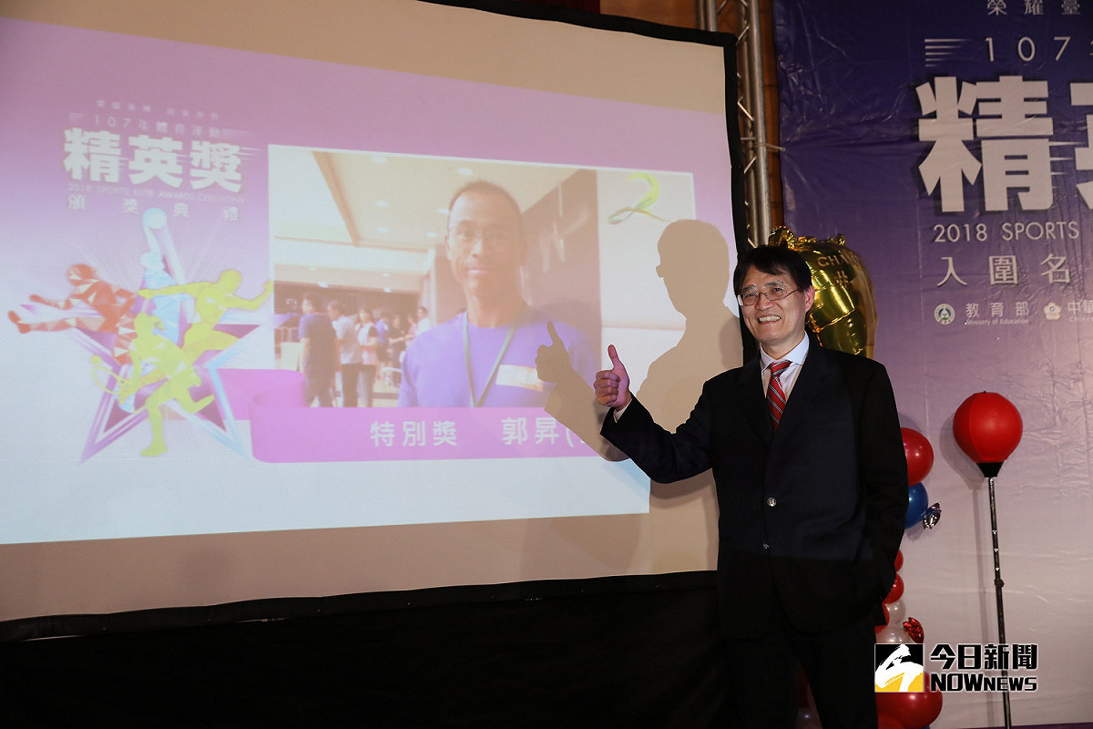 教育部體育署高俊雄署長為體育運動精英獎-特別獎得主郭昇教練加油勉勵，期盼郭教練早日康復親臨頒獎典禮現場。 圖／體育署提供
