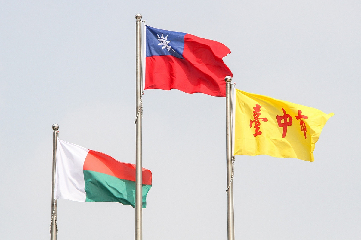 馬達加斯加國旗今天在台中市政府廣場升起。 圖：台中市政府/提供