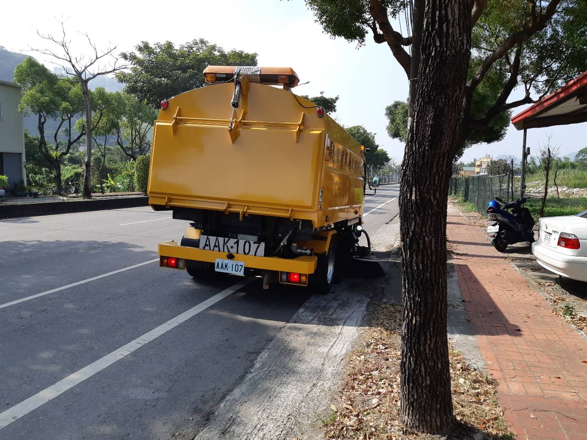 為對抗空汙，台中市各區清潔隊加入洗街及掃街作業。 圖：台中市政府/提供