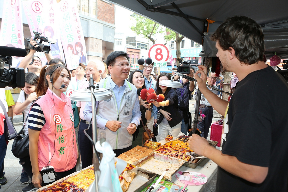 林佳龍陪同台北市大同中山區議員候選人陳怡君徒步掃街拜票。 圖：林佳龍競選總部/提供