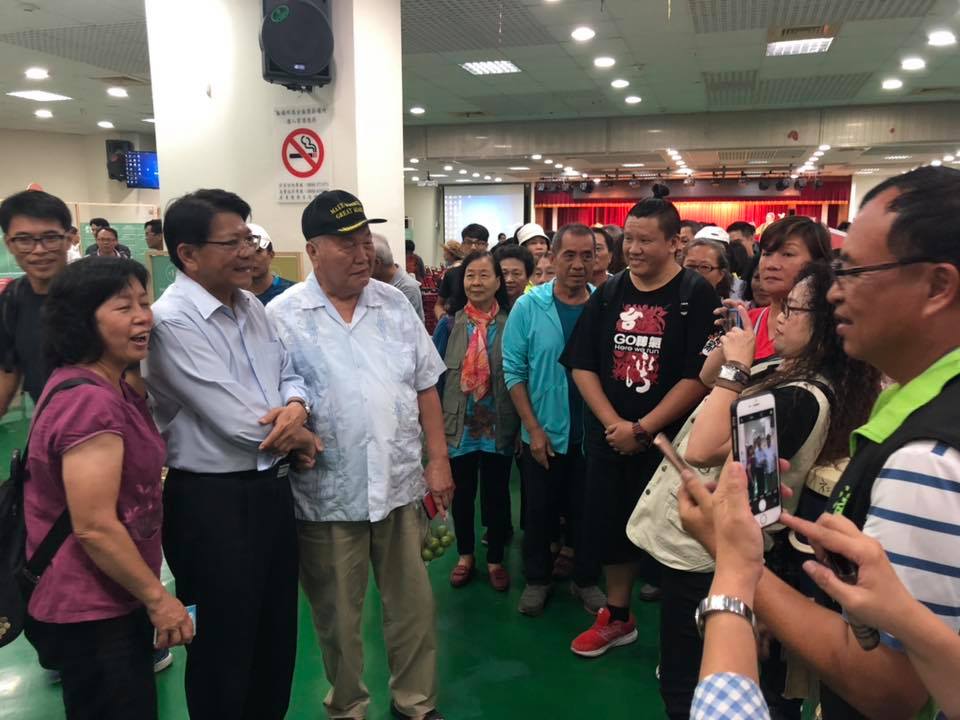潘孟安與民眾互動。 圖：讀者提供