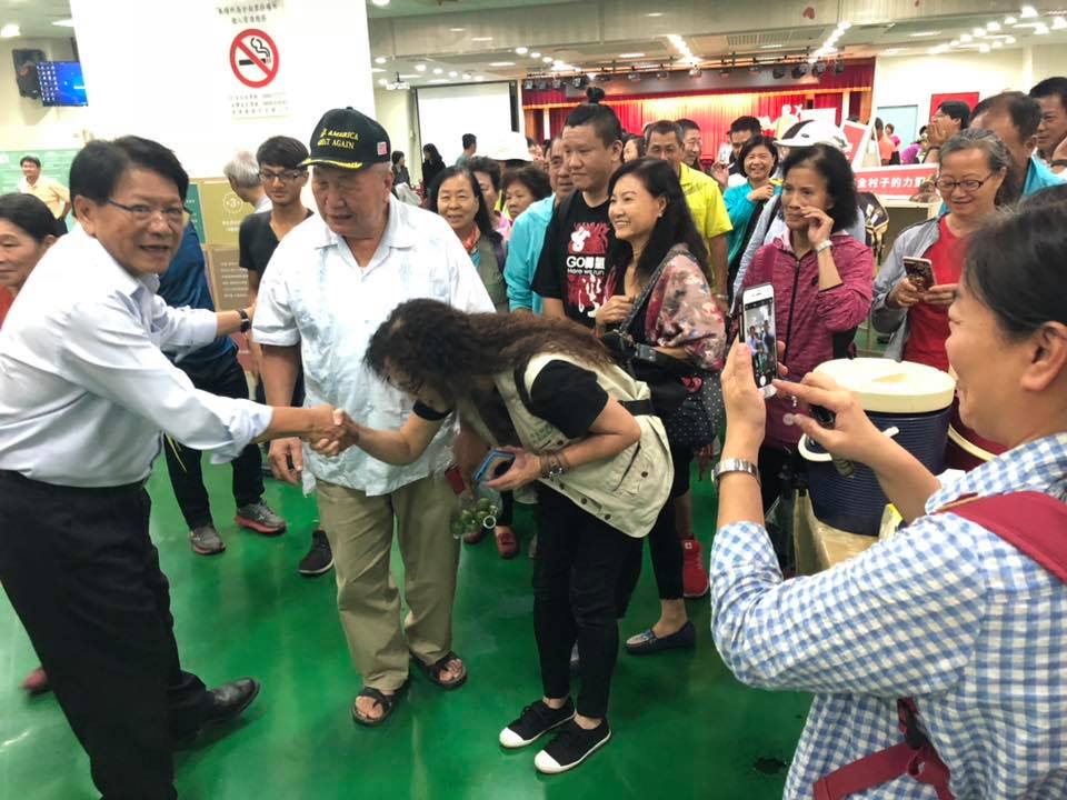 民眾排隊與潘孟安握手盛況。 圖：讀者提供
