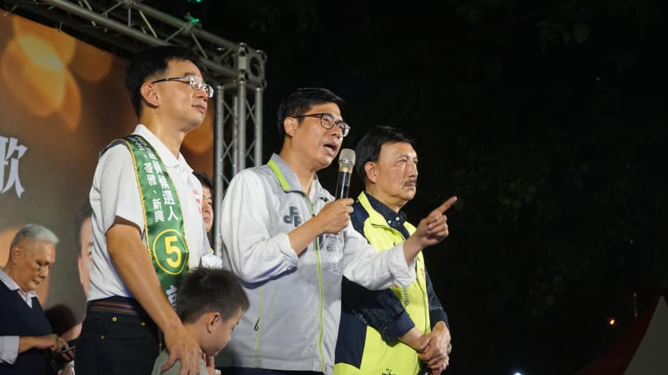 民進黨高雄市長候選人陳其邁於昨日晚上的造勢場合，誤將藤井樹說成「日本搬來高雄住的人」，後驚覺口誤，趕緊致電給藤井樹道歉。 圖：陳其邁競選辦公室/提供