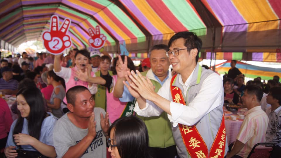陳其邁出席廟宇餐會，逐一向每桌問候，受到鄉親歡迎。 圖：陳其邁競選辦公室/提供