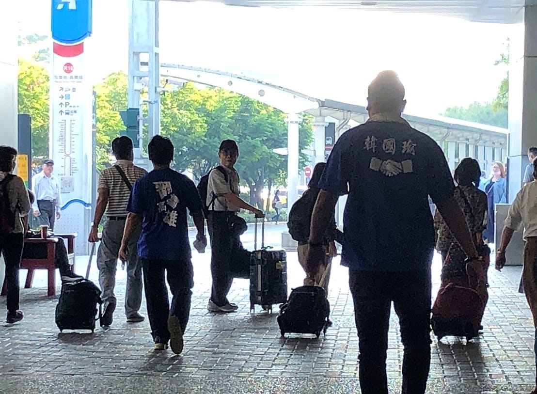 國民黨高雄市長候選人韓國瑜8日美濃造勢活動，中午過後許多在高鐵新左營站接駁的助選人員 張淑慧攝