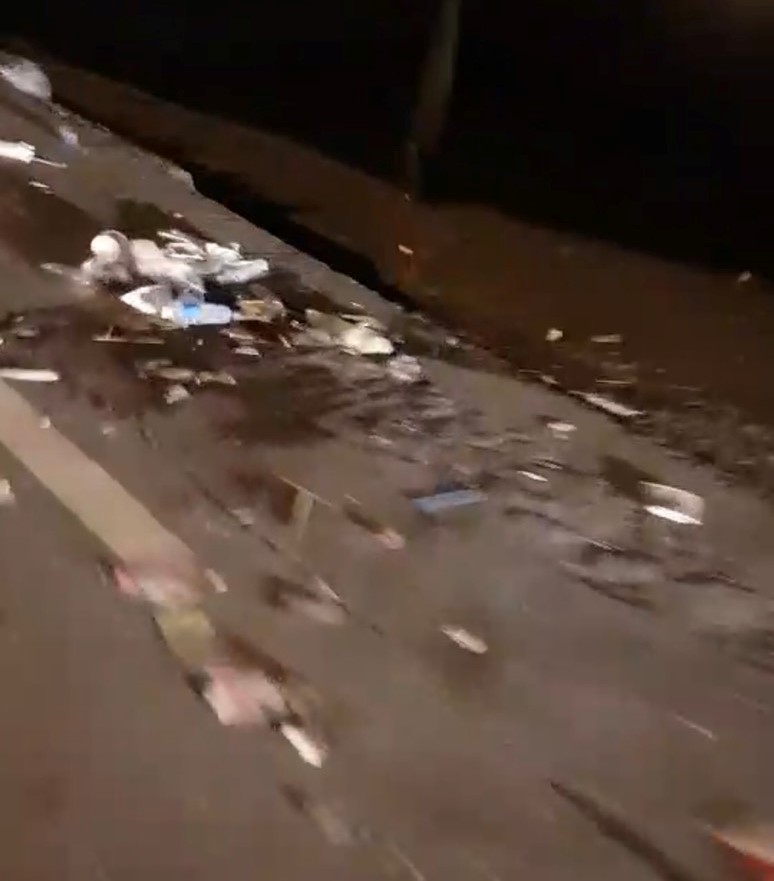 台灣多家電視媒體8日深夜，不斷報導國民黨韓國瑜在「旗山造勢」現場不留垃圾，台灣紙媒9日也報導，「韓國瑜旗山造勢活動今晚圓滿結束，但一位民眾說，事實並非如此，現場周遭仍有垃圾。 讀者提供