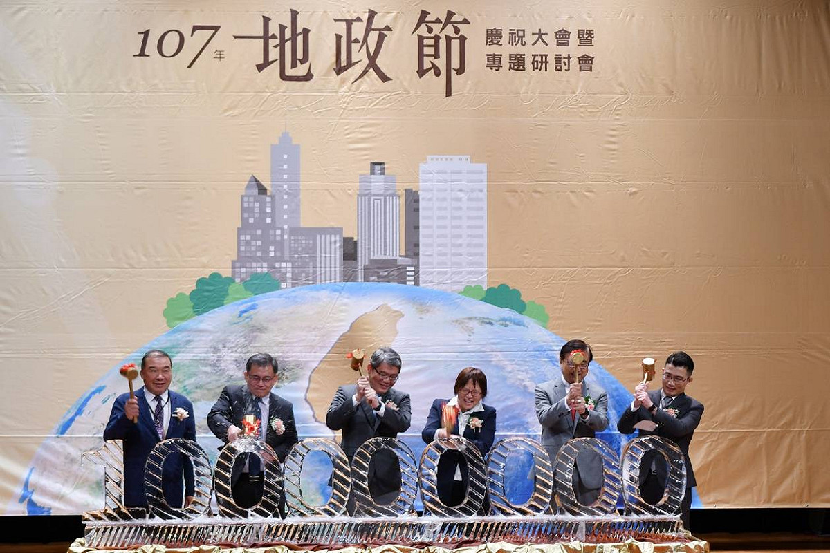 在11日地政節前夕，內政部次長花敬群今(9)天宣布，實價登錄查詢服務網在今日改版上線。 圖：內政部提供