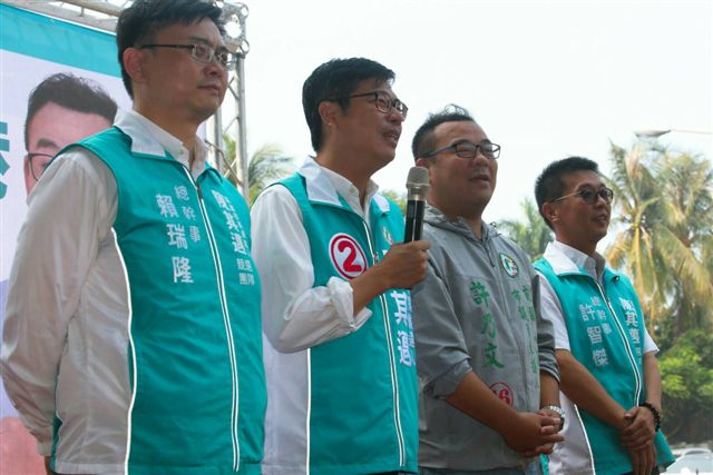 高雄市前鎮小港市議員候選人許乃文於今(9)天成立草衙漁港後援會，民進黨市長候選人陳其邁出席力挺。 圖：許乃文競選服務處/提供