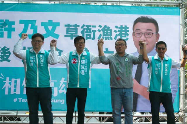 陳其邁表示，許乃文在市府跟著花媽十幾年，雖然年輕、看起來憨厚，不過功夫已練得很好。 圖：許乃文競選服務處/提供