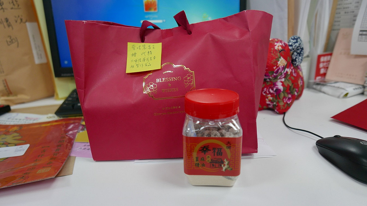張藥房秀春姐送薑糖為陳其邁加油！ 圖：陳其邁選辦/提供