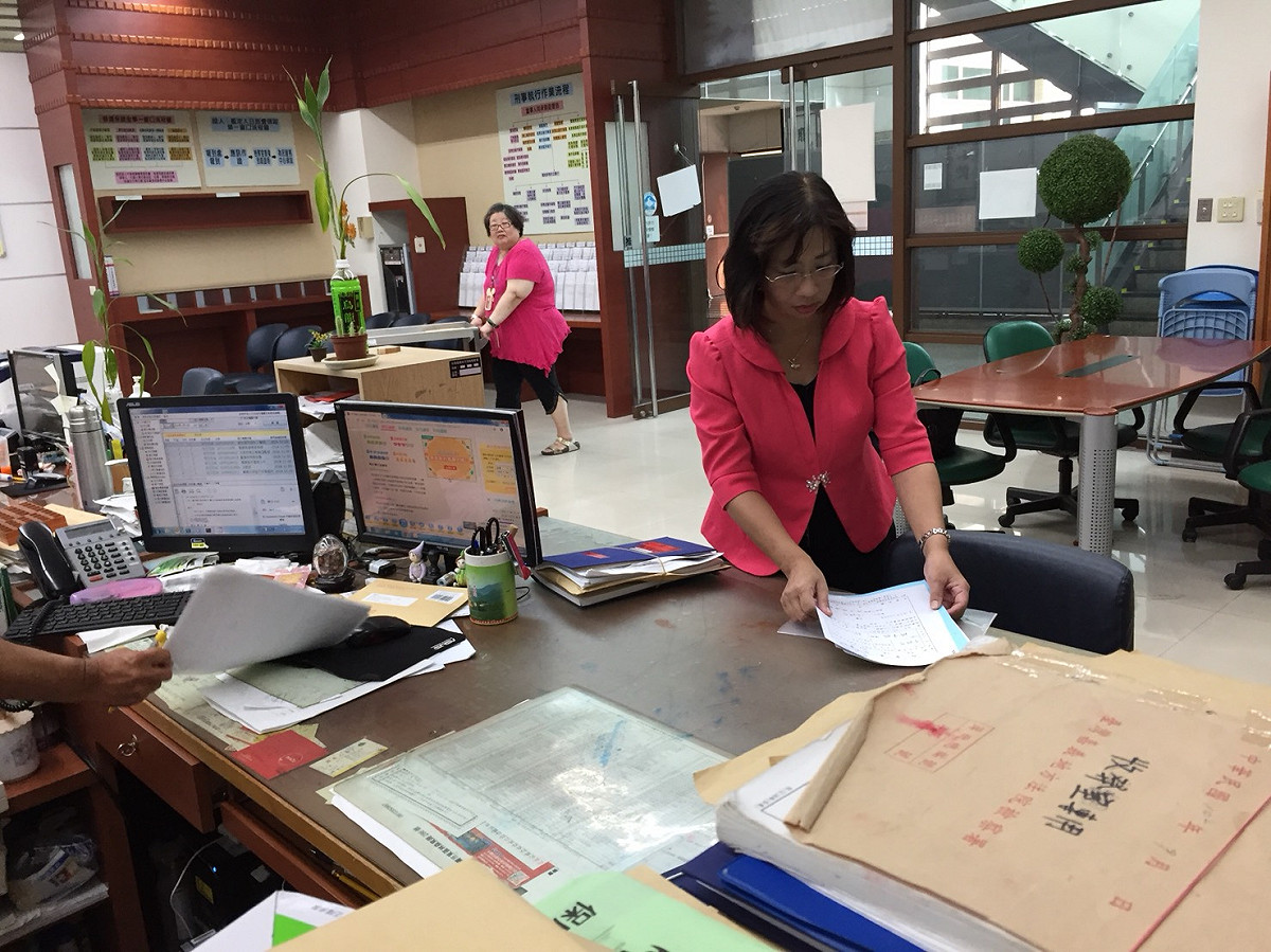 黃敏惠懸掛有關蘭潭太陽能板的競選廣告，涂醒哲委託律師洪千雅提出告訴。 圖：涂醒哲競選總部/提供