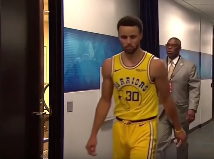 勇士隊當家射手「柯神」Stephen Curry於第三節傷退，中斷從3月以來每一場比賽都有投進三分球的紀錄，終場勇士也以111:134不敵公鹿。
 圖：翻攝自Youtube