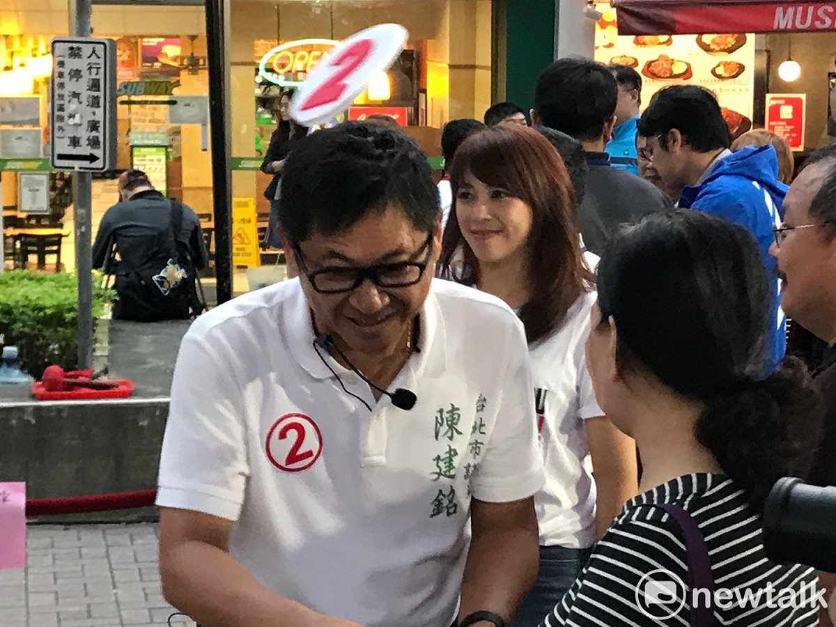 陳建銘與女兒、北市觀傳局長陳思宇。 圖 : 周煊惠 / 攝