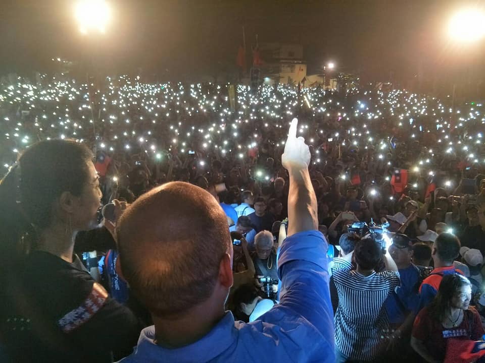 韓國瑜旗山造勢晚會高唱軍歌「夜襲」。 圖：翻攝高雄市長韓國瑜粉絲網軍後援會臉書專頁