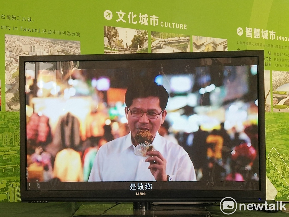 林佳龍在《為你驕傲》影片中大啖平民美食豬血糕。 圖：唐復年/攝