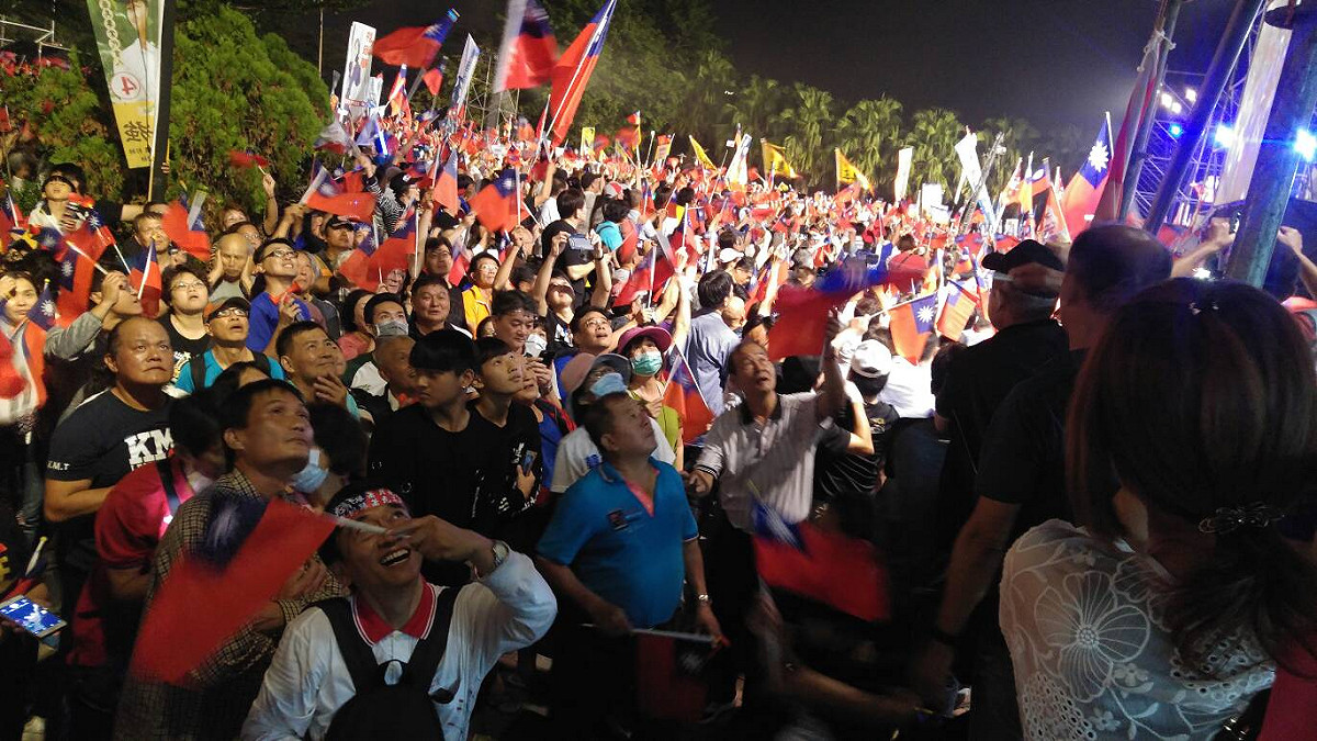 國民黨高雄市長候選人韓國瑜8日晚間的旗山造勢晚會。 圖：翻攝高雄市長韓國瑜粉絲網軍後援會臉書專頁