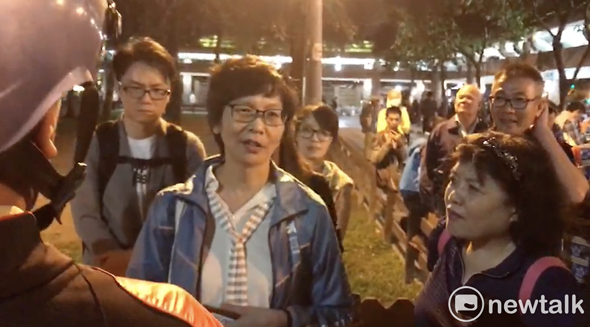 市府顧問蔡壁如聆聽抗議長者的訴求。 圖 : 翻攝畫面