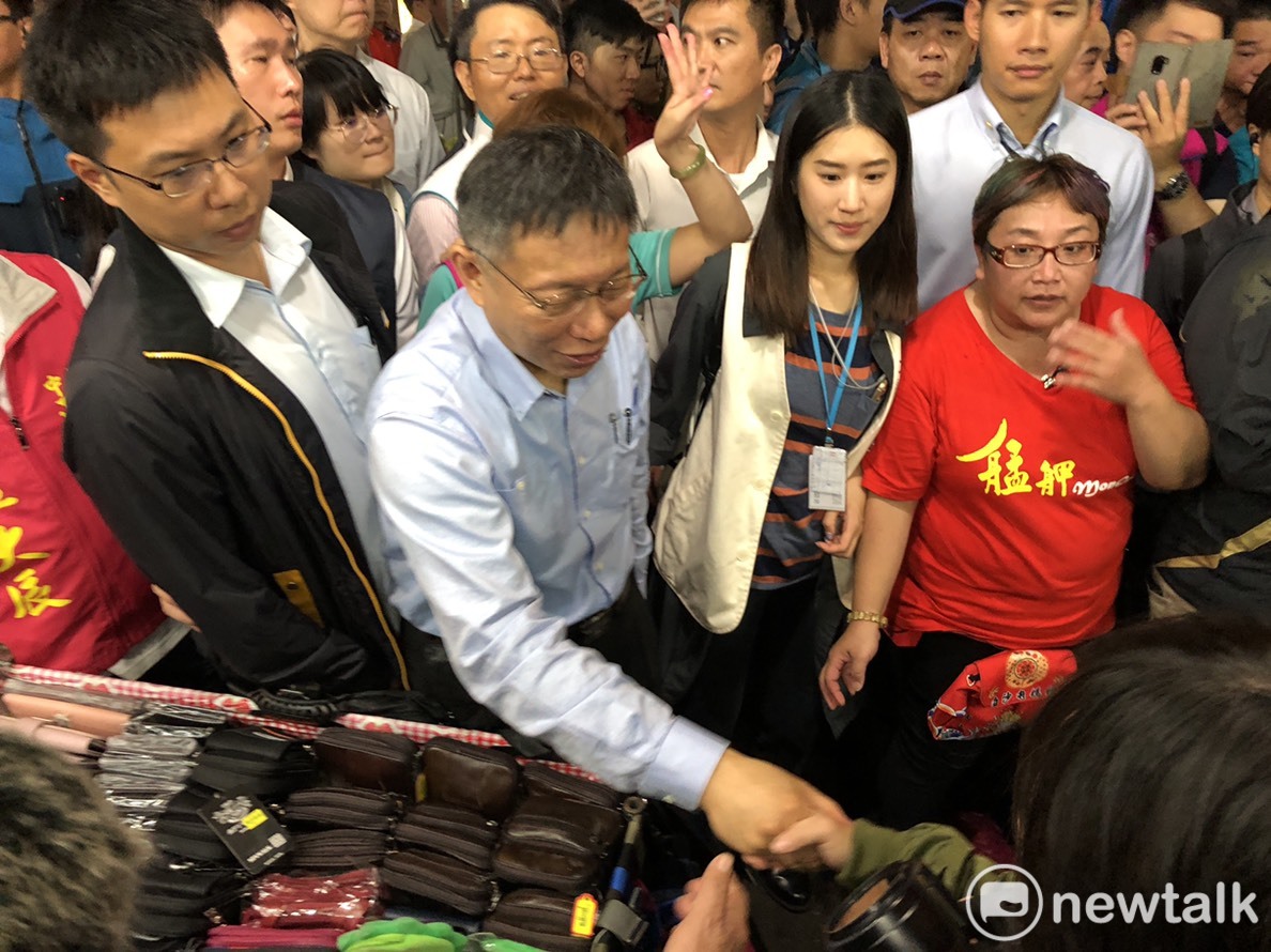 台北市長柯文哲今日赴艋舺廣州街夜市掃街。 圖 : 周煊惠 / 攝
