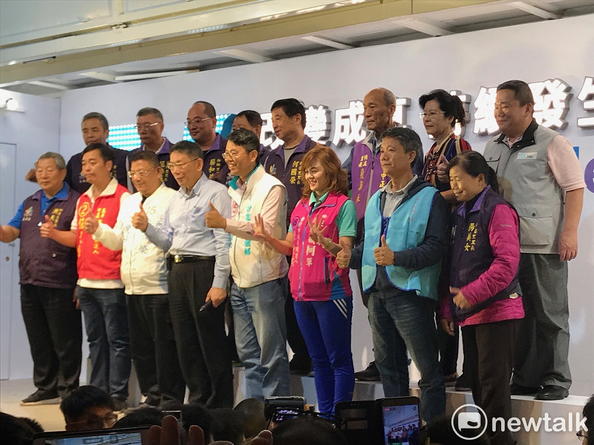 台北市長柯文哲與無黨籍議員候選人徐立信、多位里長合影。 圖 : 周煊惠 / 攝