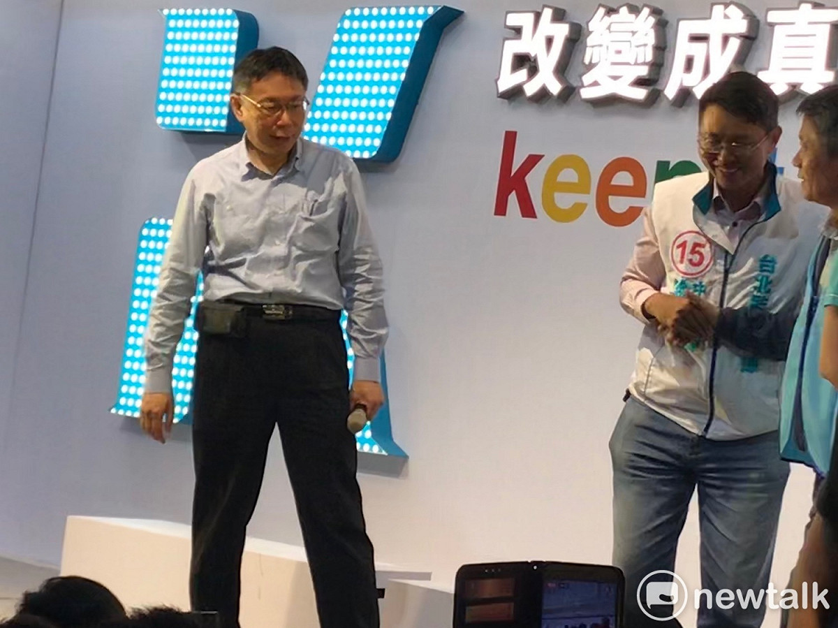 台北市長柯文哲（左）與無黨籍議員候選人徐立信（中）。 圖 : 周煊惠 / 攝