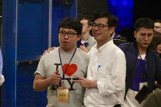 民進黨高雄市長候選人陳其邁到第10屆IESF世界電競錦標賽，為台灣選手加油打氣。 圖：陳其邁競選辦公室提供