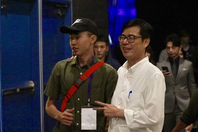 陳其邁為台灣電競選手加油打氣。 圖：陳其邁競選辦公室提供