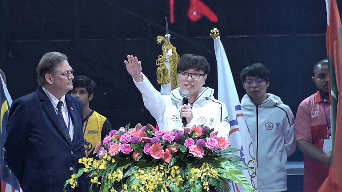 中華台北《英雄聯盟》代表隊長「BEBE」張博為代表本屆IESF選手進行選手宣誓。 圖：TESL提供