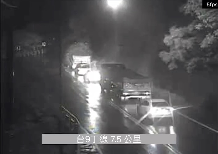 宜蘭地區暴雨夜襲，昨晚6時45分台9丁線蘇花公路7.1K路樹倒塌土石淹路雙向封閉