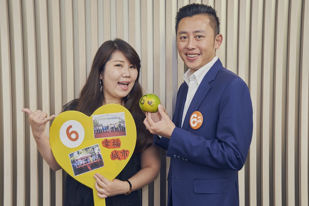 新竹市長候選人林智堅意外引起一股「小智抱橘熱」 圖：林智堅選辦/提供